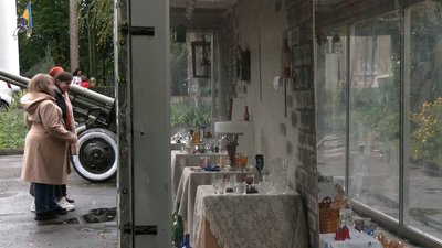 Музейне скло: у Рівному відкрили вуличну виставку старих скляних виробів Музейне скло: у Рівному відкрили вуличну виставку старих скляних виробів