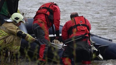 На Закарпатті тривають пошуки водія, який на автомобілі з'їхав у річку