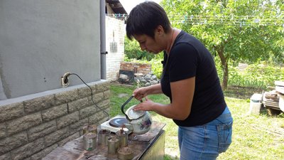 Полтавка Людмила Теймуразян виготувала 300 окопних свічок для військових Полтавка Людмила Теймуразян виготувала 300 окопних свічок для військових