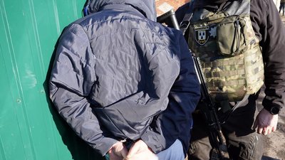Поліцейські затримали чоловіка, який стріляв посеред вулиці у Сумах
