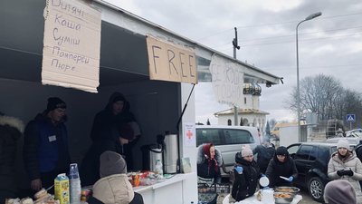 На Порубному з обох боків україно-румунського кордону волонтери допомагають українцям На Порубному з обох боків україно-румунського кордону волонтери допомагають українцям