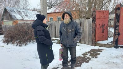 "Ходила попід парканами, присідала, і приховувалась": як соціальна працівниця допомагала пенсіонерам Боромлі на Сумщині "Ходила попід парканами, присідала, і приховувалась": як соціальна працівниця допомагала пенсіонерам Боромлі на Сумщині