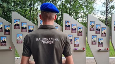 "Ми нагадуємо жителям, що у нас війна". У Кропивницькому відбулась Хода пам'яті "Ми нагадуємо жителям, що у нас війна". У Кропивницькому відбулась Хода пам'яті