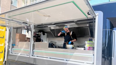 Шеф-кухар Ноа Сімс готує у трейлері Шеф-кухар Ноа Сімс готує у трейлері