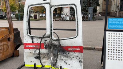 Двері автомобіля медичної евакуації, у які влучив російський дрон