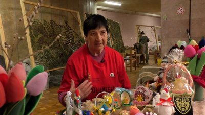 Вимушена переселенка з Херсонщини шиє іграшки для благодійних ярмарків