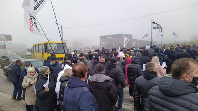 На Львівщині підприємці перекрили міжнароду трасу. Вимагають спростити систему оподаткування На Львівщині підприємці перекрили міжнароду трасу. Вимагають спростити систему оподаткування