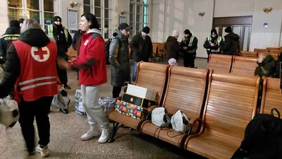 На Житомирщині зустріли черговий евакуаційний потяг із переселенцями На Житомирщині зустріли черговий евакуаційний потяг із переселенцями