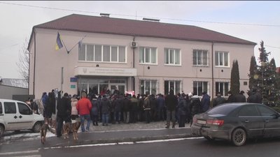 "Ні зростанню тарифів": у Стрижавці на Вінниччині місцеві жителі вийшли на акцію протесту "Ні зростанню тарифів": у Стрижавці на Вінниччині місцеві жителі вийшли на акцію протесту