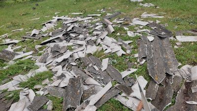 Дерева викорчувало за хвилину: в селі на Волині люди прибирають наслідки буревію та рахують збитки Дерева викорчувало за хвилину: в селі на Волині люди прибирають наслідки буревію та рахують збитки