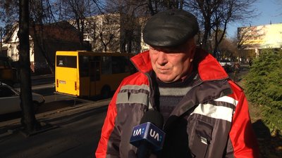 У Житомирі на Великій Бердичівській латають труби у проваллі, в яке втрапив маршрутний автобус У Житомирі на Великій Бердичівській латають труби у проваллі, в яке втрапив маршрутний автобус