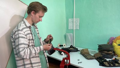 Аптечки для військових шиють волонтери в Мукачеві