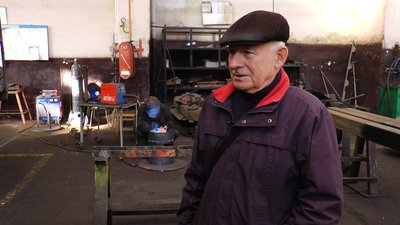 В Івано-Франківську військовим на фронт виготовляють буржуйки, саперські лопати та шиють бронежилети В Івано-Франківську військовим на фронт виготовляють буржуйки, саперські лопати та шиють бронежилети
