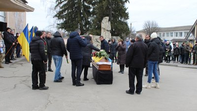 Майже два роки був безвісти зниклим: на Черкащині поховали військового Майже два роки був безвісти зниклим: на Черкащині поховали військового