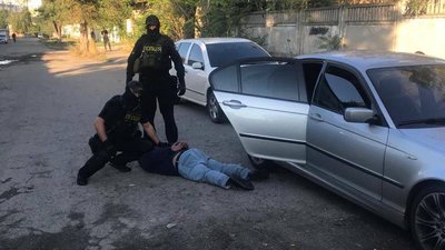 В Одесі затримали трьох людей, яких підозрюють у вимаганні грошей в підприємця В Одесі затримали трьох людей, яких підозрюють у вимаганні грошей в підприємця