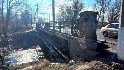 Міст на вул. Білопільський шлях у Сумах залишився без частини огородження після аварії Міст на вул. Білопільський шлях у Сумах залишився без частини огородження після аварії