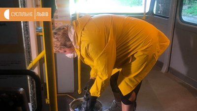У Львові показали як дезінфікують комунальний транспорт У Львові показали як дезінфікують комунальний транспорт