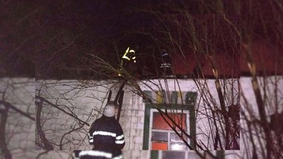 Рятувальники на місці пожежі Рятувальники на місці пожежі