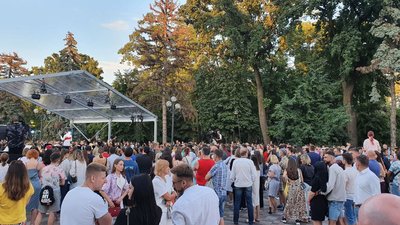 День Конституції: на площі перед Верховною радою розпочався святковий концерт класичної музики День Конституції: на площі перед Верховною радою розпочався святковий концерт класичної музики
