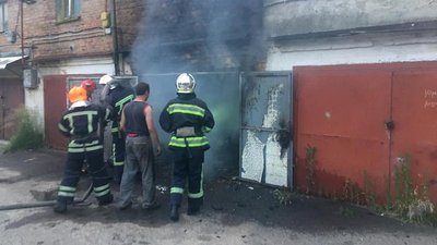 У Рівному сталась пожежа в гаражному кооперативі, міг бути вибух У Рівному сталась пожежа в гаражному кооперативі, міг бути вибух