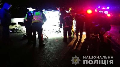 Рівненщина: на Київ-Чоп зіткнулось чотири авто, троє постраждалих Рівненщина: на Київ-Чоп зіткнулось чотири авто, троє постраждалих