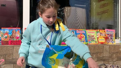 Дівчинка продає свої іграшки, щоб купити бійцям тепловізор