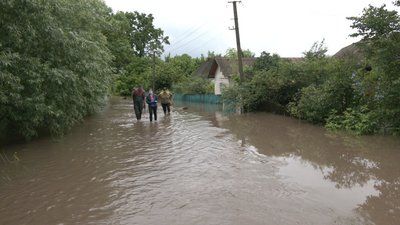 В Обертині, що на Прикарпатті, через повінь евакуювали 11 дітей В Обертині, що на Прикарпатті, через повінь евакуювали 11 дітей