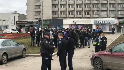 У центрі Сум — сутичка між "Нацкорпусом" та "Правим сектором" У центрі Сум — сутичка між "Нацкорпусом" та "Правим сектором"