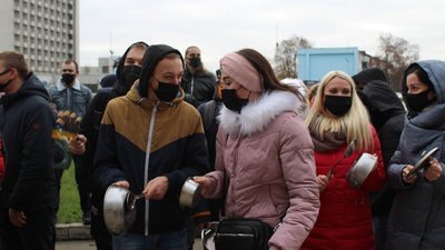 Підприємці в Сумах мітингували проти карантину вихідного дня Підприємці в Сумах мітингували проти карантину вихідного дня