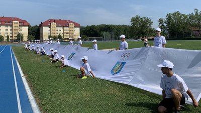 У Мукачеві розгорнули найдовший Олімпійський прапор та встановили рекорд України