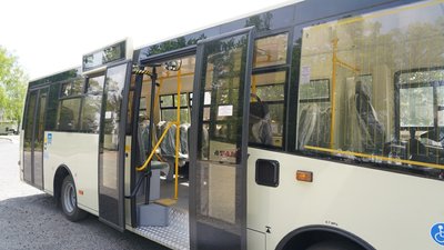 Тростянець отримав від благодійників автомобіль швидкої допомоги та пасажирський автобус