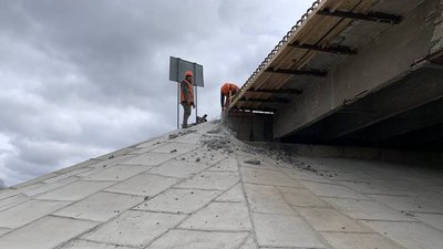 Міст на Волині, де травмувалося п'ять робітників, продовжують ремонтувати Міст на Волині, де травмувалося п'ять робітників, продовжують ремонтувати