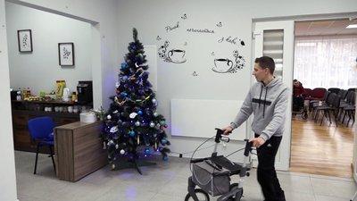 "Тепер маю колег і гостей, з якими можу спілкуватись". Як молодь з інвалідністю працює в соціальному кафе на Буковині "Тепер маю колег і гостей, з якими можу спілкуватись". Як молодь з інвалідністю працює в соціальному кафе на Буковині
