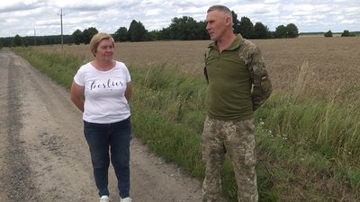 З передової – на жнива. Волинянин приїхав у відпустку, щоб допомогти дружині зібрати урожай З передової – на жнива. Волинянин приїхав у відпустку, щоб допомогти дружині зібрати урожай
