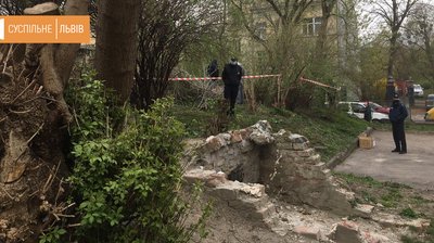 Біля львівської лікарні пролунав вибух: загинув чоловік Біля львівської лікарні пролунав вибух: загинув чоловік