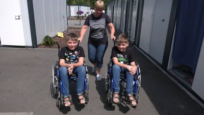 Виїхали з окупованого міста. У Львові у модульному містечку живе родина з двійнятами зі СМА