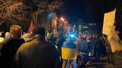 У центрі Києва вимагають відставки президента та Єрмака. В ОПУ відреагували