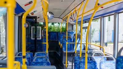 Чернівці отримали два низькопідлогові автобуси. Вони мають пандуси та кондиціонери Чернівці отримали два низькопідлогові автобуси. Вони мають пандуси та кондиціонери