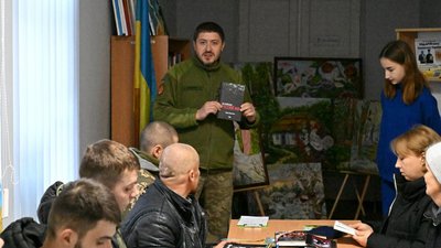 У Житомирі благодійна акція "Подаруй книжку захиснику України" триває У Житомирі благодійна акція "Подаруй книжку захиснику України" триває