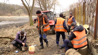 У Житомирі розчищають береги річки Тетерів У Житомирі розчищають береги річки Тетерів