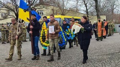 У Черкасах попрощались із військовим, який загинув під Яготином У Черкасах попрощались із військовим, який загинув під Яготином