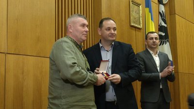 У Франківську захиснику "Азовсталі" Костянтину Бобрику вручили відзнаку "За честь і звитягу"