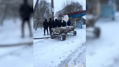 Туалети та вози на зупинках: як традиція на Рівненщині переросла в хуліганство Туалети та вози на зупинках: як традиція на Рівненщині переросла в хуліганство