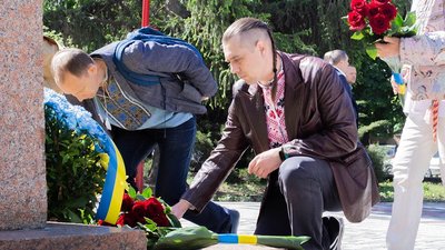 У річницю перепоховання Шевченка кропивничани поклали квіти до його пам’ятника У річницю перепоховання Шевченка кропивничани поклали квіти до його пам’ятника