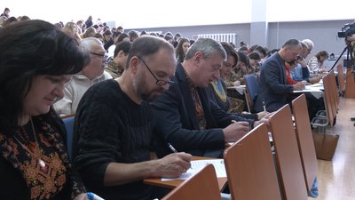 Митці, політики й студенти. У Прикарпатському університеті більше сотні людей писали радіодиктант єдності Митці, політики й студенти. У Прикарпатському університеті більше сотні людей писали радіодиктант єдності