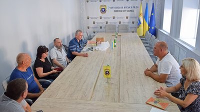 У Чорткові науковці розглядають речі періоду пізньої бронзи У Чорткові науковці розглядають речі періоду пізньої бронзи