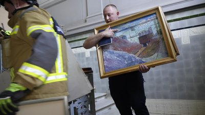 Люди рятують картини у Харківському художньому музеї внаслідок влучання РФ