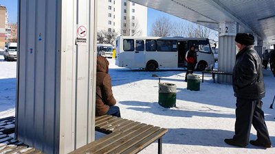 Через засніжені дороги з кропивницької автостанції не виїхали 15 автобусів Через засніжені дороги з кропивницької автостанції не виїхали 15 автобусів