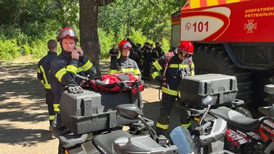 Вчасно виявити та ліквідувати: черкаські лісівники, рятувальники та піротехніки гасили лісову пожежу Вчасно виявити та ліквідувати: черкаські лісівники, рятувальники та піротехніки гасили лісову пожежу