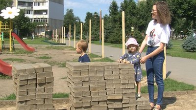 У Луцьку демонтують дитячий майданчик на Молоді У Луцьку демонтують дитячий майданчик на Молоді